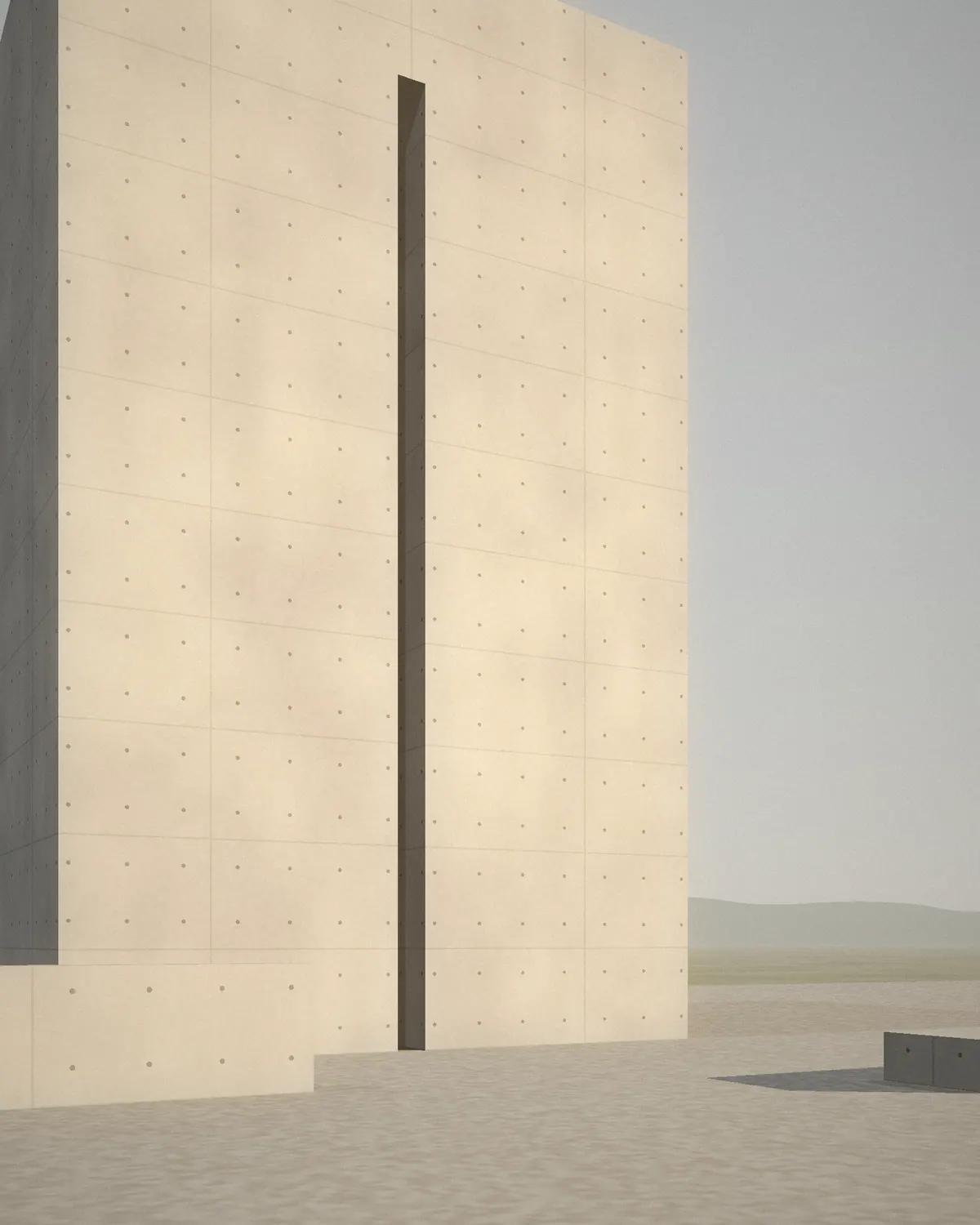 Monolithe de béton coulé en place fendu d'une étroite faille verticale, dans la lumière rasante du soir.